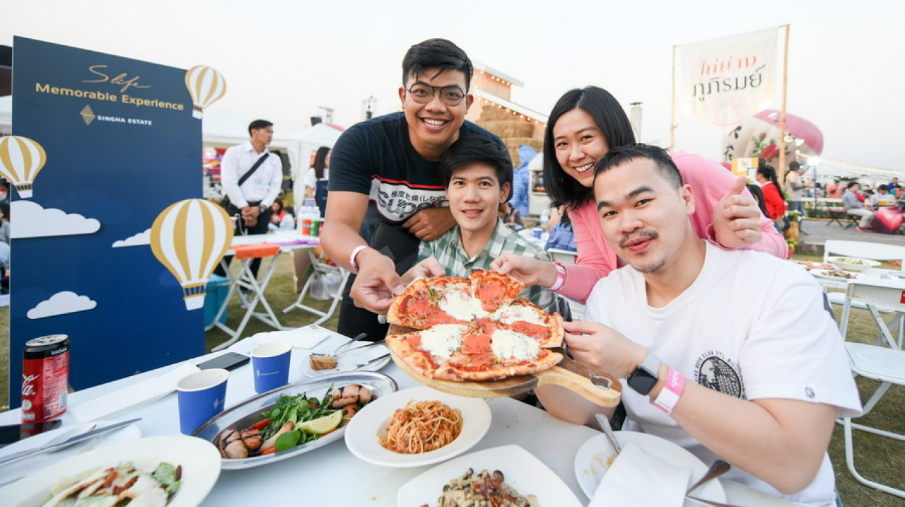 Confess your love in the sky! Join S Life as Singha Estate takes you on a trip at the International Balloon Festival